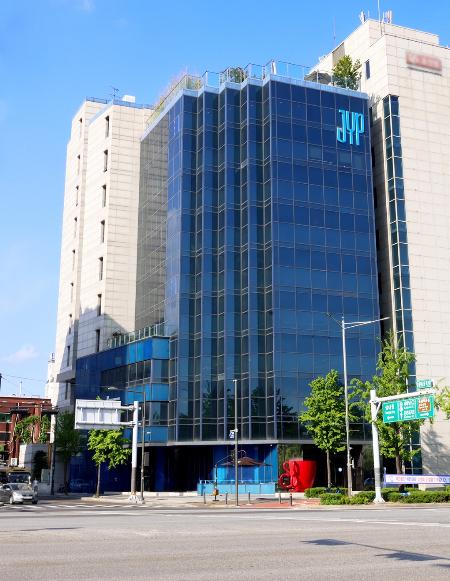 JYP에 무슨 일이 벌어졌나… 755억 신사옥 백지화에 <b>패노메논</b> 상표권....