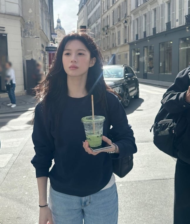 고윤정 파리 사복이 더 예쁘네… 맨투맨에 청바지 하나로 끝낸 여행룩