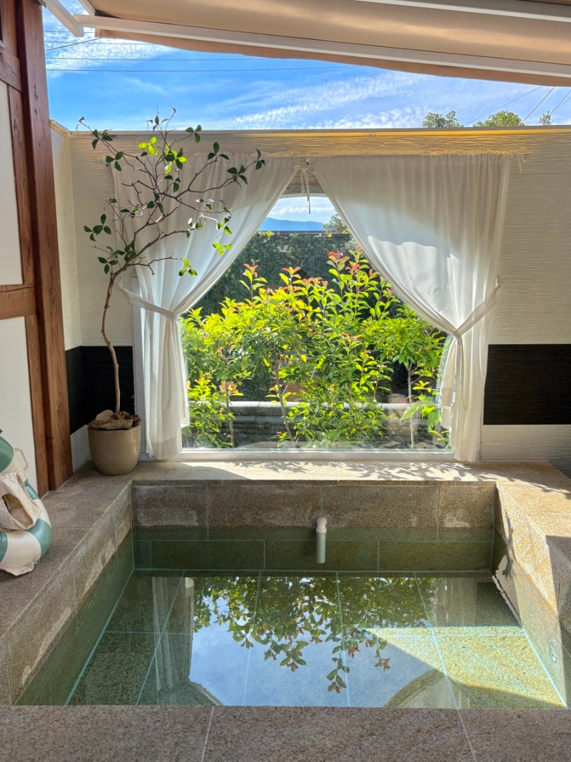 Gyeongju Hanok Stay Recommendation: Hwanglidan-gil Jacuzzi, Emotional Gugong Stay Soso Byeolchae S101 Honest Review