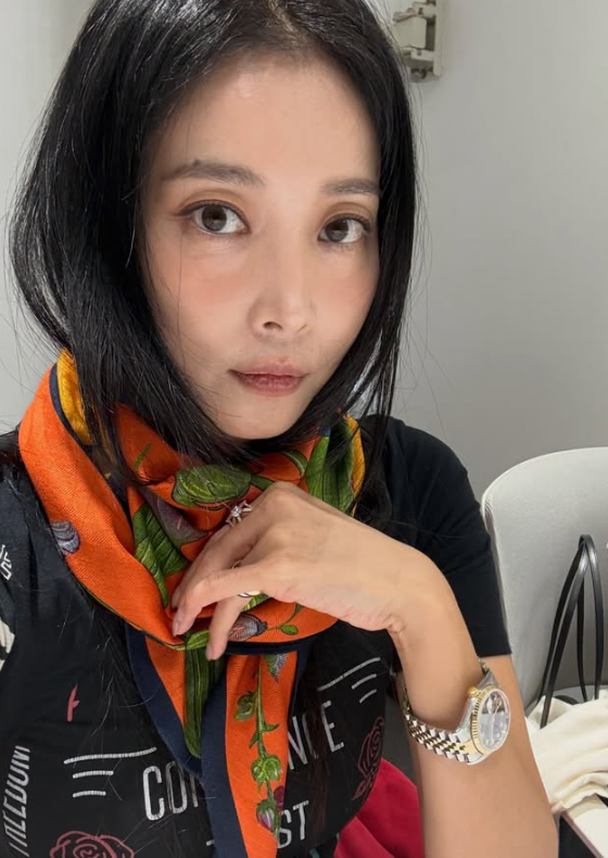 "명품인 줄 알았는데 7만원대?.." 40대 오윤아가 두른 가을 스카프
