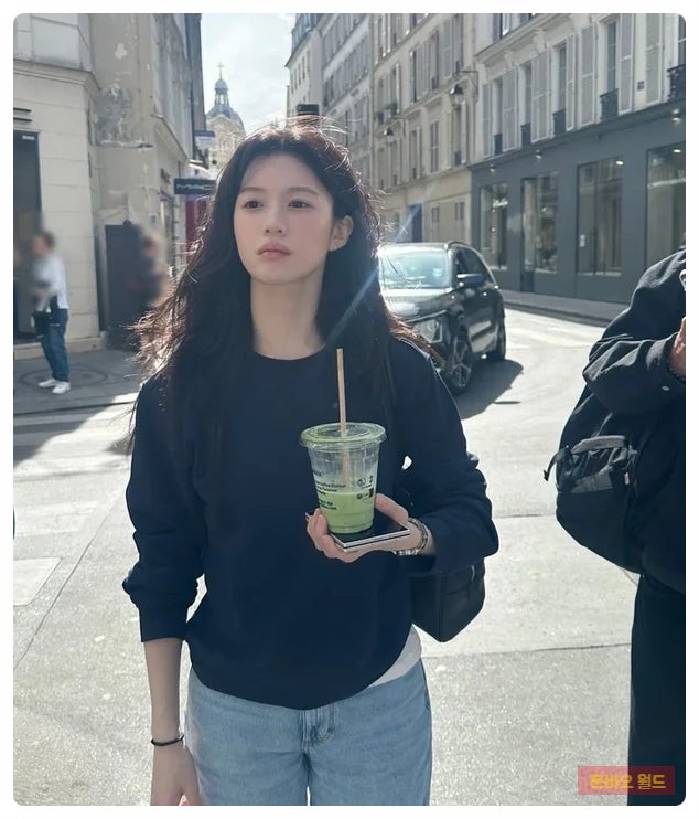고윤정 파리 근황, 낮엔 맨투맨 밤엔 트렌치…분위기 달라진 순간