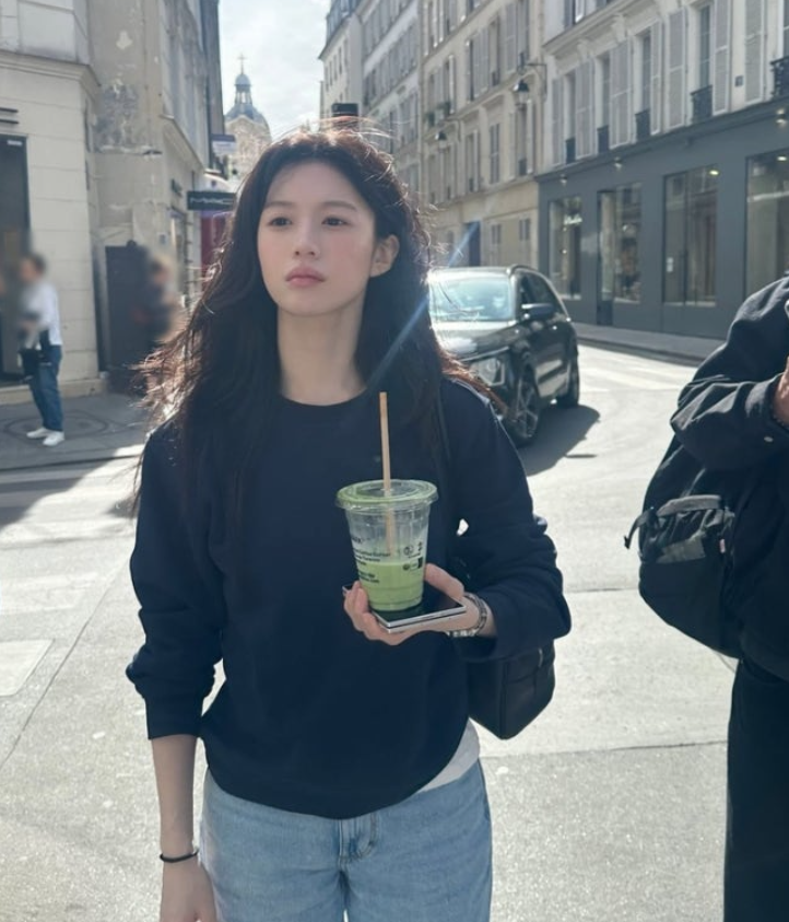 "와, 이게 그냥 찍은 사진이라고?" 고윤정 파리 길거리서 포착된 미모