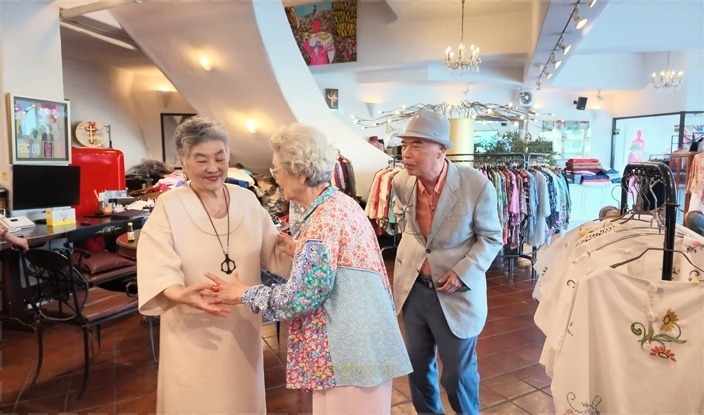 Floral embroidery at 80? Kim Young-ok's blouse in IU's music video
