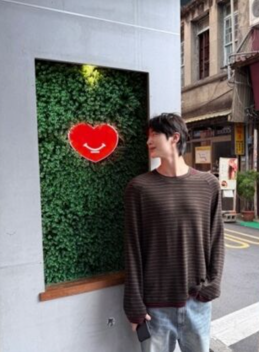 스트라이프 티 하나 입었을 뿐인데, 변우석, 명불허전 비주얼 남친룩이 따로 없네
