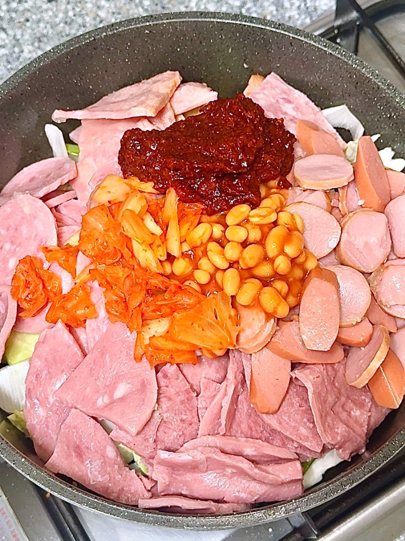 집에서 간단하게 만드는 부대찌개 레시피 사리곰탕면