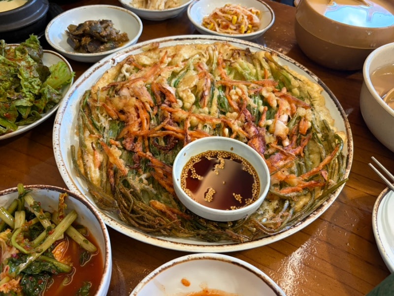 “대전 사람들만 아는 줄 알았는데” 보문산 등산객들이 보리밥 먹으러 줄 서는 이유