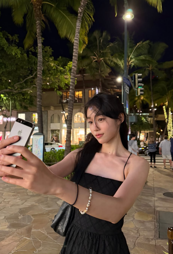 단정한 모습 어디 가고 뜻밖에? 노윤서 슬리브리스 원피스 비키니 핏