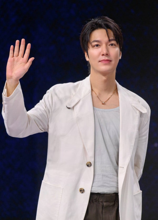 '암살자(들)' 개봉 4일 만에 100만 돌파했다더니… 이동진 리뷰 하나에 결국 난리났다