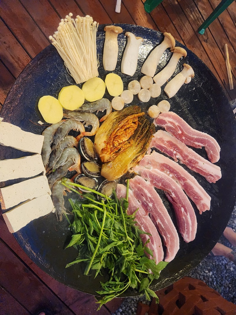 엄마랑 온천 후 따뜻한 저녁, 양양 설해원 고기맛집 정원장작구이