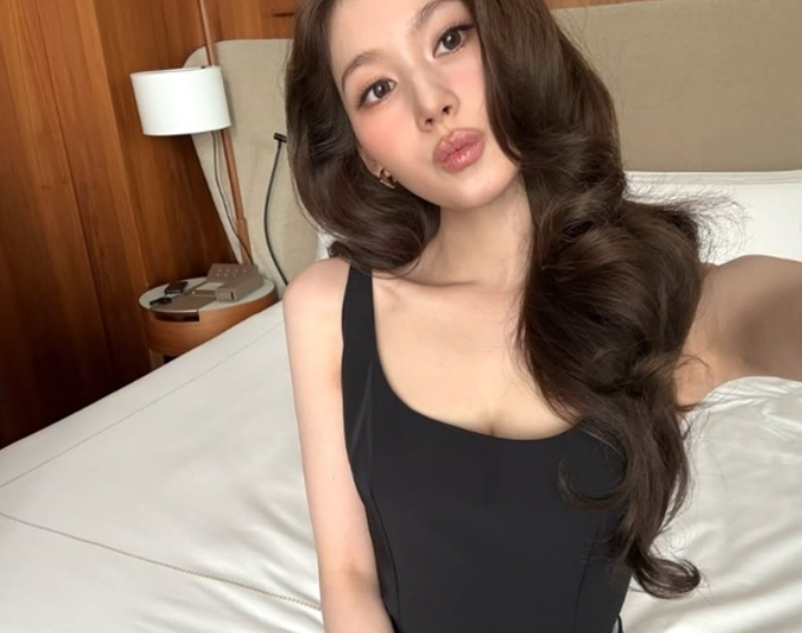 Behind the Scenes: TWICE Sana's 5.84 Million Won All-Black Look Spotted on a Milan Hotel Bed