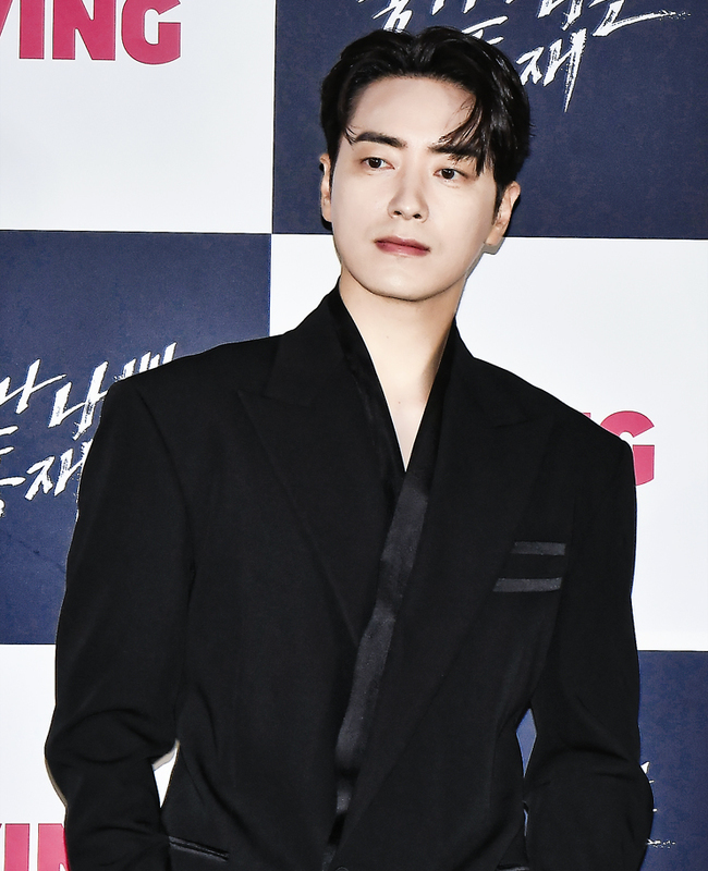 “로또 1등 당첨되고 수트핏까지 미쳐 날뛰네” 수트만 입으면 인생캐가 되는 남배우