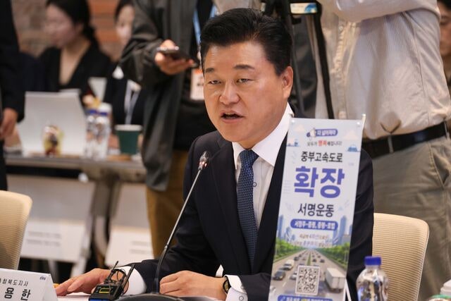 신용한 충북지사 집무실 압수수색…경찰이 들여다보는 두 가지 의혹은