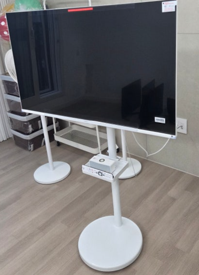 딸 집에서 보고 반한 이동식 TV, 더함 삼탠바이미 스마트 QLED 라이트 81cm(32인치), 이동식 스탠....