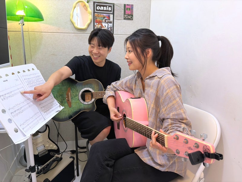 오늘은뮤직 부산점에 준비된 연습용 통기타와 일렉기타