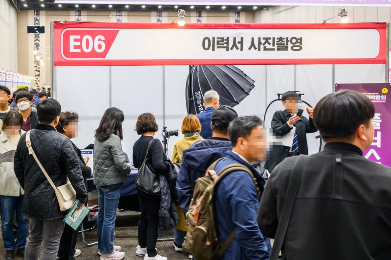 중장년 채용박람회의 이력서 사진 부스 - 촬영/보정/인화/파일전송 원스톱