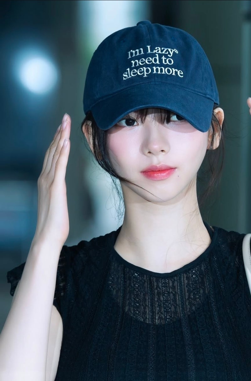 에스파 카리나 공항패션, 네이비 볼캡 하나로 달라진 분위기…블랙 레이스룩까지 눈길
