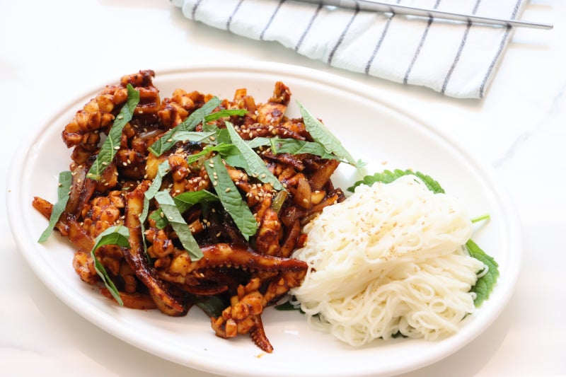 류수영 오징어볶음 레시피 매콤 칼칼 불맛 양념에 소면까지