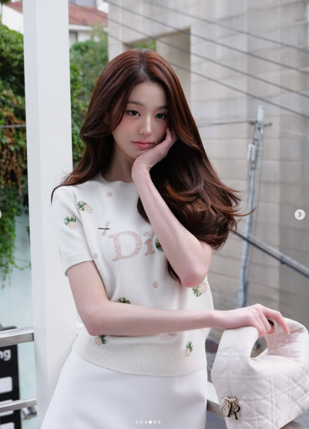 장원영 디올 패션 가격 봤더니, 스웨터·가방·플랫만 1,160만원