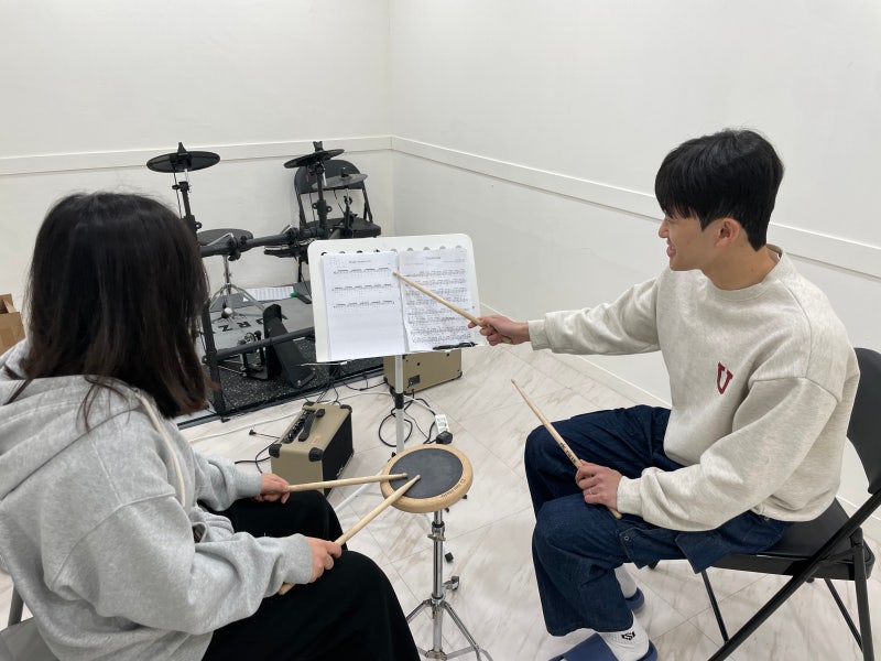 오늘은뮤직 김해점에서 드럼 레슨을 받는 수강생의 모습