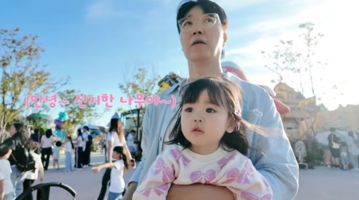 '비행기 논란' 사과 후 첫 근황! 박수홍♥김다예, 딸 재이와 이번엔 기차 선택한 진짜 이유?