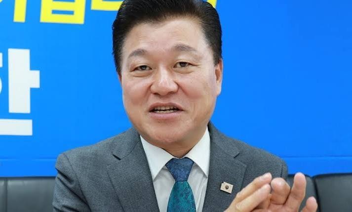 신용한 충북지사 프로필 | 집무실 압수수색…당선 3개월 만에 무슨 일이