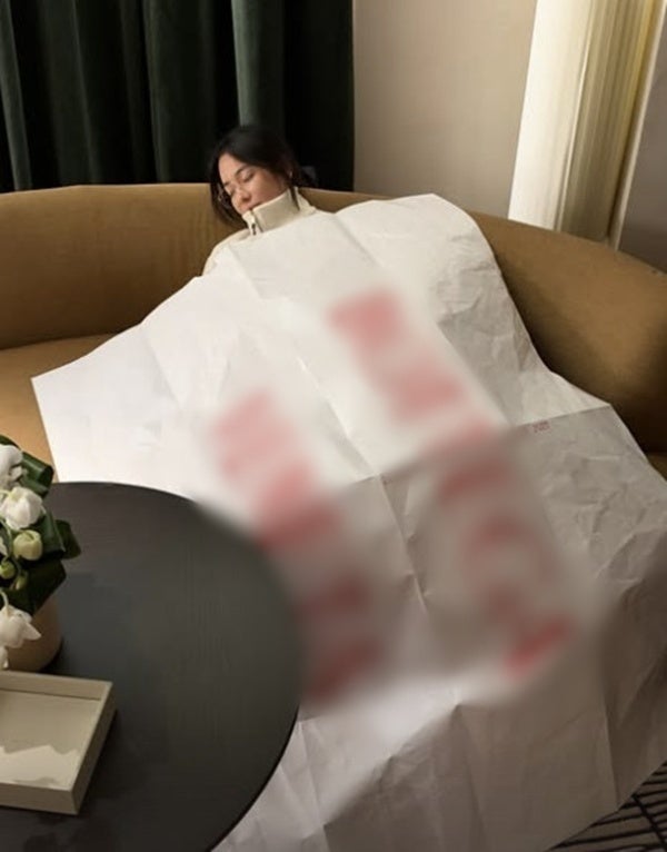 송혜교, 밀라노서 포장지만 덮고 취침, 밀라노 패션쇼 공식 석상과는 180도 다른 털털한 휴식 ....