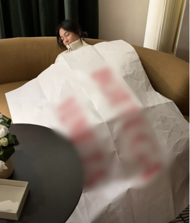 “Good night” 사진 한 장이 이랬다, 송혜교, 밀라노서 포장지만 덮고 취침 안경 쓴 반전 모습