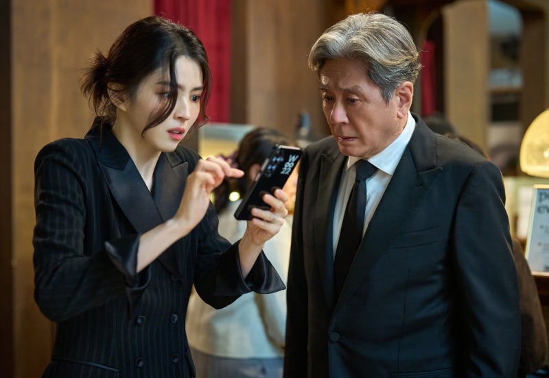 "앤 해서웨이와 결말이 완전히 다르다?"… 최민식·한소희 영화 한국판 줄거리와 원작 ....