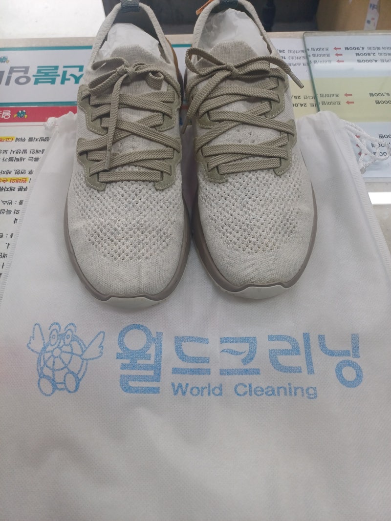 브루넬로 쿠치넬리 운동화 세탁, 밝은 니트에 쌓인 생활 오염