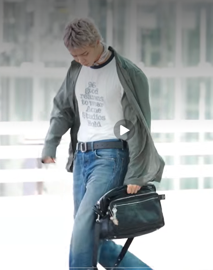NCT 쟈니 파리 출국 공항패션, 카키 셔츠 재킷에 워싱 데님·체크 스카프로 완성한 빈티지 캐....