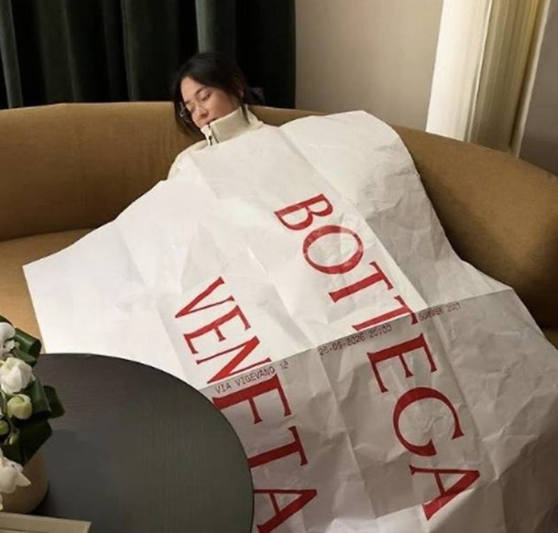 보테가 입고, 보테가 덮고… 송혜교 밀라노에서 ‘보테가 포장지로 굿나잇’