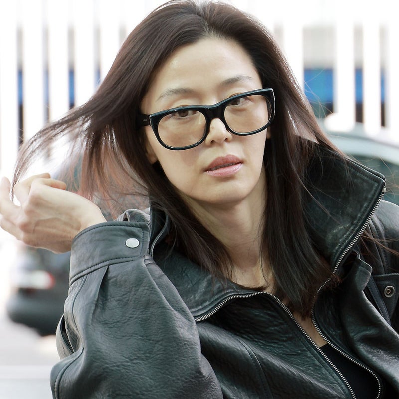 쌩얼로 등장... 레전드 찍은 오늘자 전지현 공항 패션