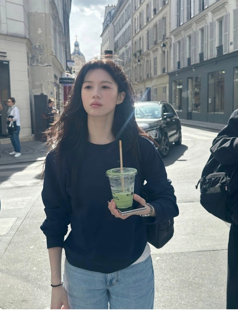 고윤정 파리에서 입은 5만원대 맨투맨 어디 제품일까?