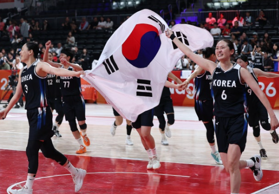 한국 여자농구, 일본 꺾고 12년 만에 AG 금메달…“스스로를 돌아봐야 한다” 日도 충격