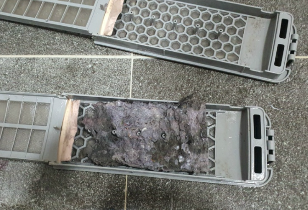 세탁기 먼지 거름망 찌든 때 말끔히 씻어낸 주말 세척법