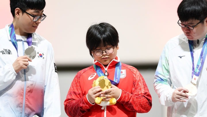 11살 구리하라 유키, 성인 강동신 꺾고 金…성별 정체 논란