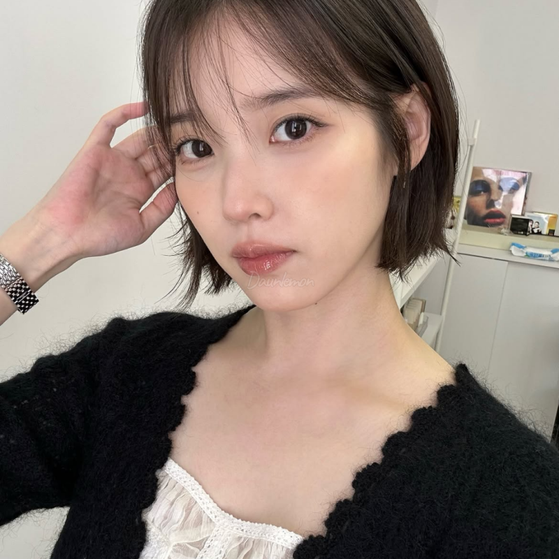“헤어만 바뀐 줄 알았더니…” 단발 아이유 가디건 착장으로 가을 여자 공식 끝