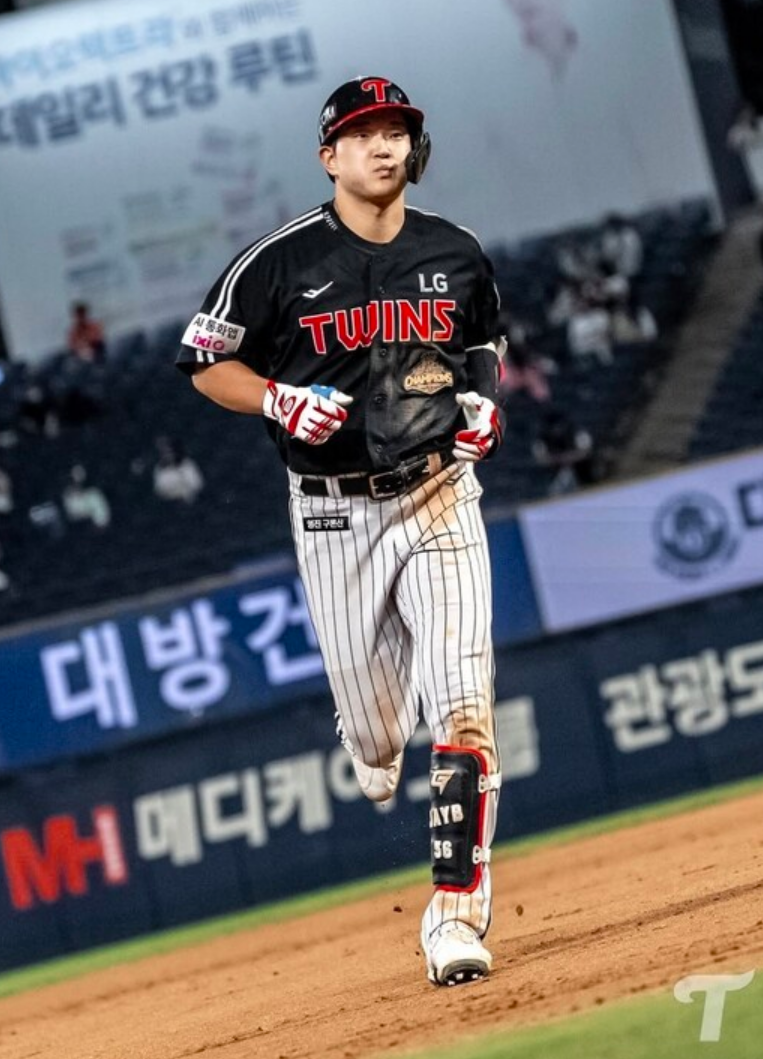 허탈하다! 문정빈 120m 18호 지운 폭우에 LG 팬들 "하늘도 KIA 편이냐"…카라스코 4이닝 무실점까....