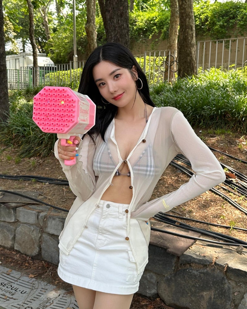 체크 비키니에 흰 가디건, 권은비 워터밤 사진 속 분홍 소품까지