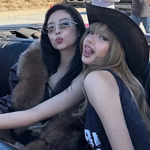 “리사 결국 울었다” MTV VMA 베스트 팝 수상…아시아 솔로 최초 기록
