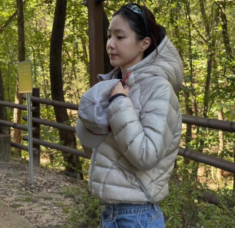 손나은이 산책길에 툭 걸친 ‘투명한 패딩’의 정체는? (올가을 아우터 종결)