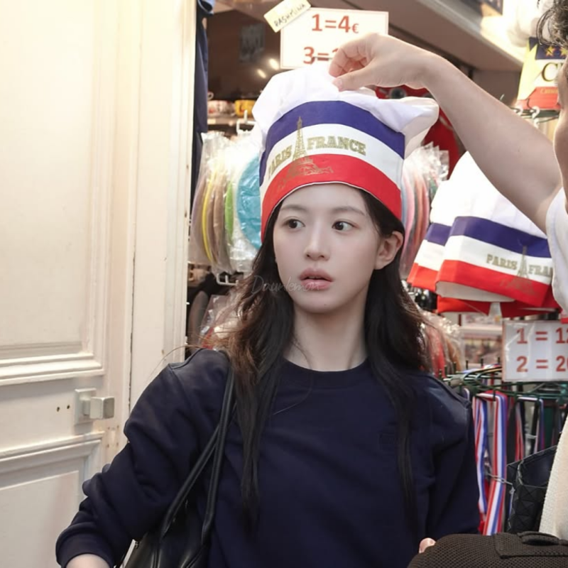 "이제 명품 도배는 끝났다?"… 고윤정이 파리서 입은 6만 원 맨투맨 패션