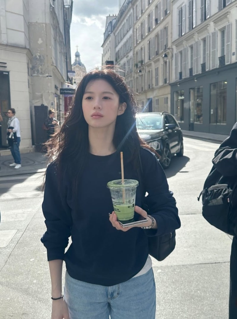 "제2의 김태희라는데..." 기자들이 뽑은 실물 1위 여배우의 파리 패션