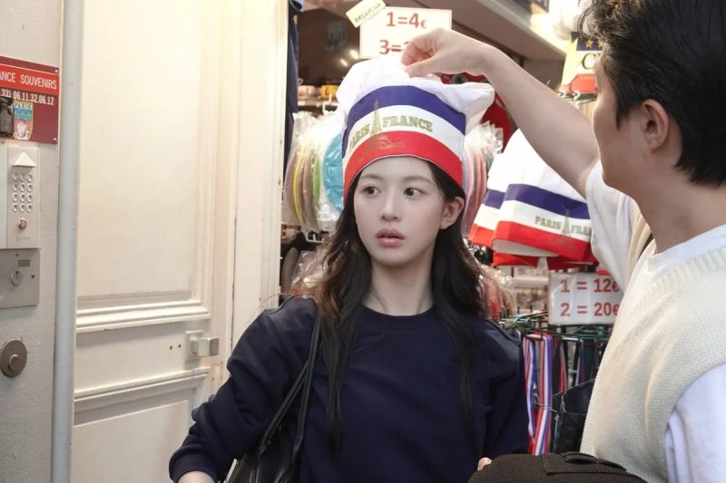 고윤정 파리 레전드 미모 근황, 국기 모자 쓰고 멍한 표정?! (독특한연예뉴스)