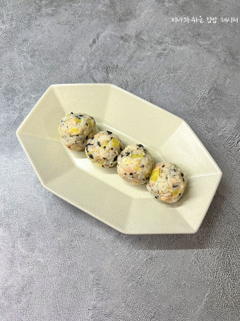 참치 한 캔에 단무지 송송, 고소한 참치마요주먹밥 레시피