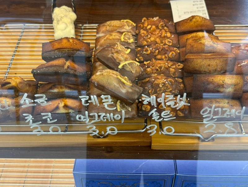 전포동 카페 휘낭시에 티그레가 맛있는 구움색