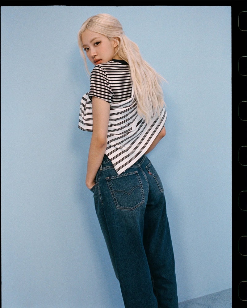 로제가 입은 청바지 와이드진인 줄 알았는데 핏이 다르네
