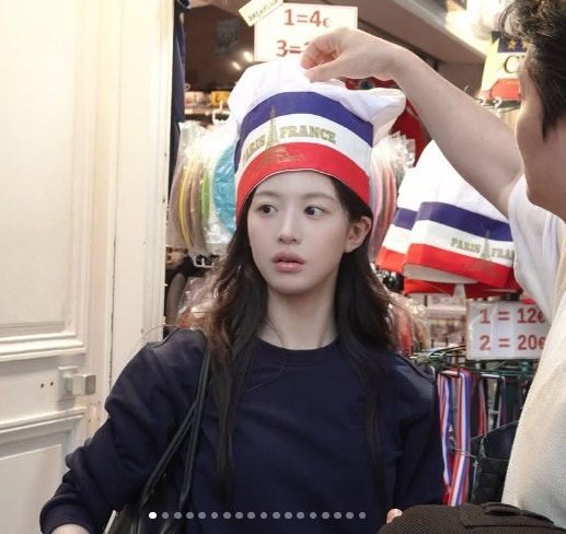 프랑스 국기 모자 쓴 고윤정, 낮엔 안광 실종이라더니 밤 되니 결국 여신됐다는데