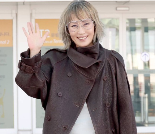 “나이에 맞게 입으라고?” 63세 이혜영이 공항서 보여준 파격 패션