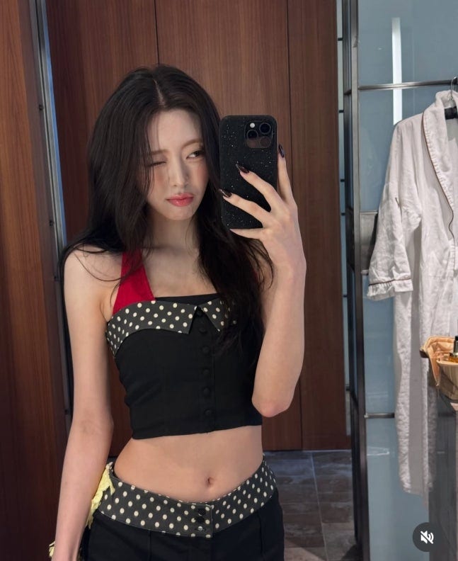 있지 유나, 인형인 줄 알았네…과감한 크롭톱에 드러난 잘록 허리